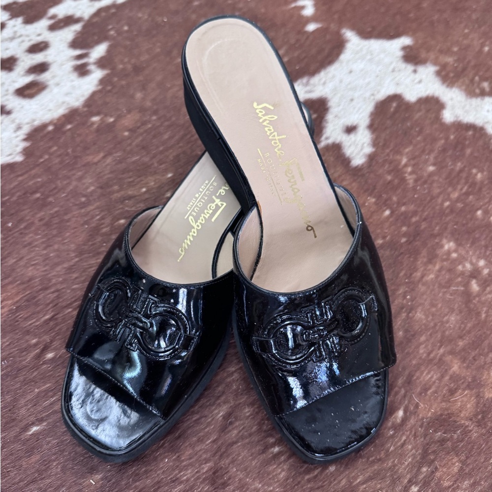 🌟Salvatore Ferragamo🌟beautiful black patent slides, size 8.5B, EUC